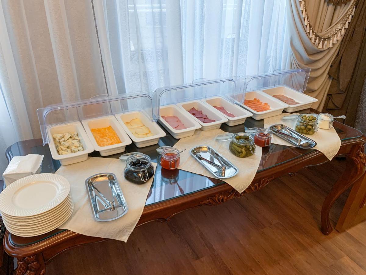 Gregory Boutique Hotel Kischinau Exterior foto A buffet at a hotel