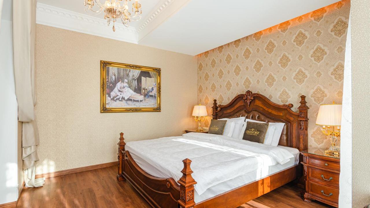 Gregory Boutique Hotel Kischinau Exterior foto A bedroom at the hotel