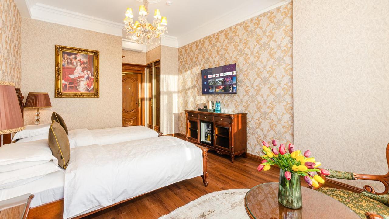 Gregory Boutique Hotel Kischinau Exterior foto A room at the hotel