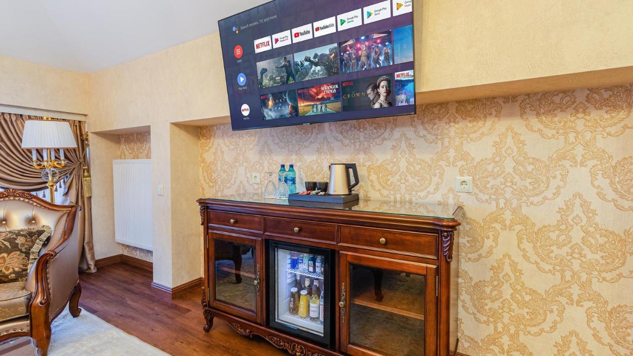 Gregory Boutique Hotel Kischinau Exterior foto A television mounted on a wall