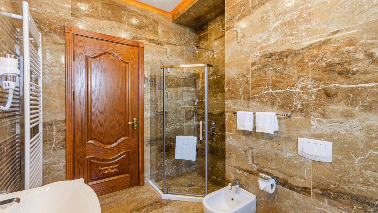 Gregory Boutique Hotel Kischinau Exterior foto A shower enclosure