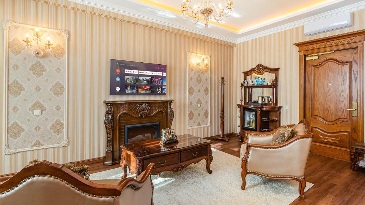 Gregory Boutique Hotel Kischinau Exterior foto A living room with a fireplace